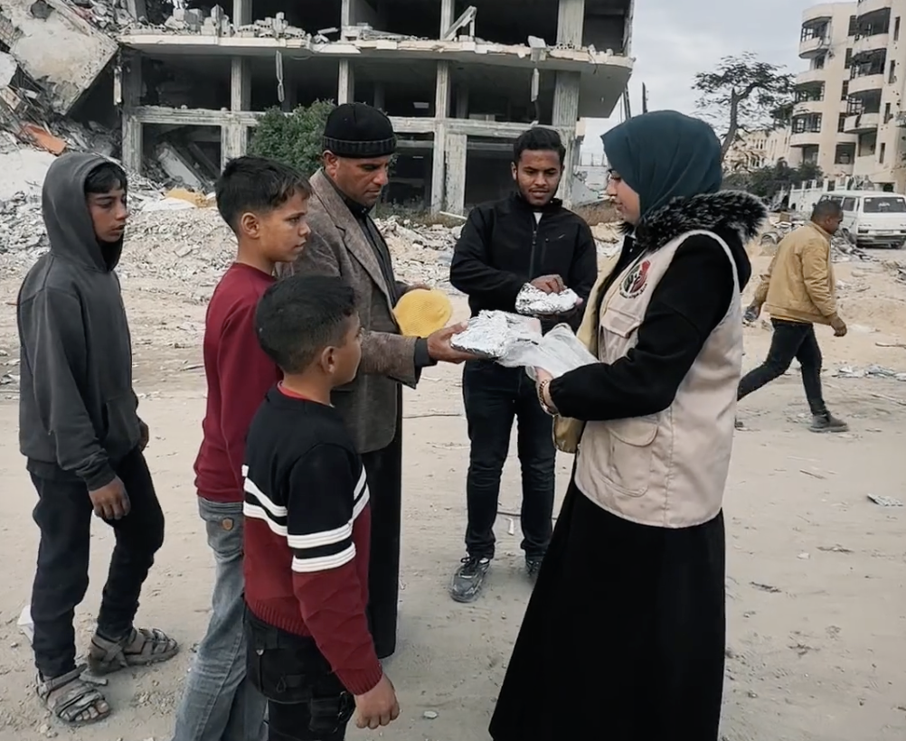 توزيع وجبات الإفطار من خلال فريق سواعد فلسطين