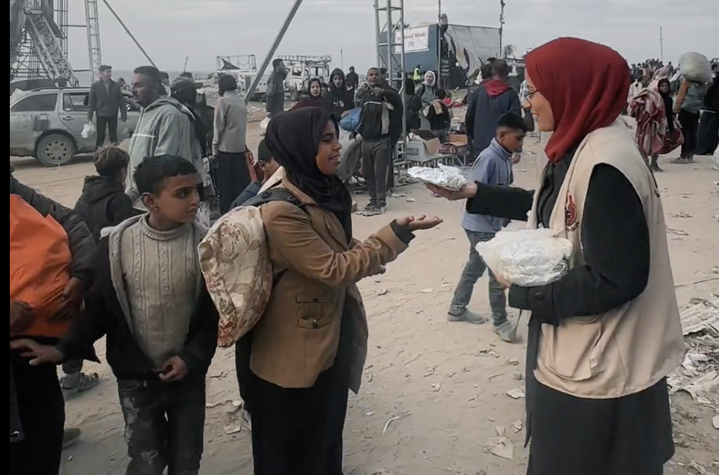 فتاة من فريق سواعد فلسطين توزع الفطور على الصائميين في غزة