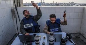 شهد قطاع غزة خلال العدوان الأخير انقطاعًا شبه تام في خدمات الإنترنت والاتصالات، مما أدى إلى عزل السكان عن العالم الخارجي