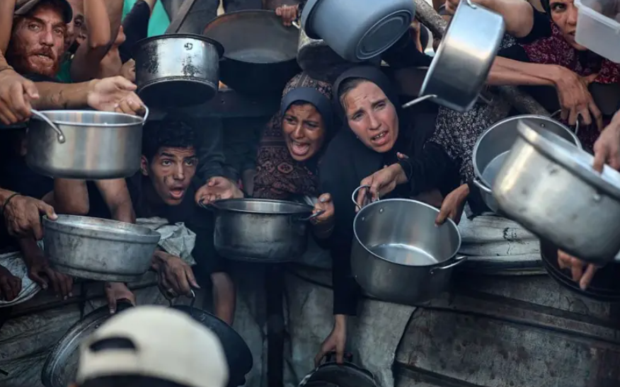 يعيش قطاع غزة واحدة من أسوء الأزمات التي ممكن أن يمر بها الإنسان وهي أزمة النقص الغذائي.