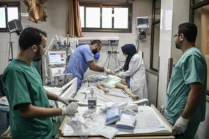 أطباء غزة بلا أدوات، هذا حال الأطباء صمود وسط الصعاب.