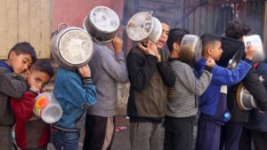 حياة مأسوية يعيشها الأطفال في غزة