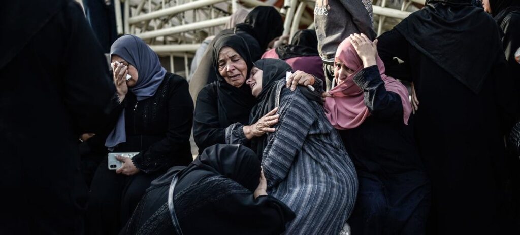 نساء غزة يواجهن تحديات النزوح ويسعين لإعالة أسرهن.