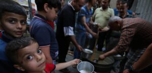 معاناة الأطفال في الحصول على طعام